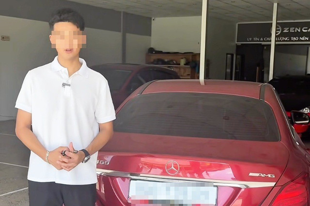 Nam thanh niên tự nhận đã mượn xe của chủ chiếc Mercedes, quay clip cho vui. Ảnh cắt từ clip. canh-nong.jpg