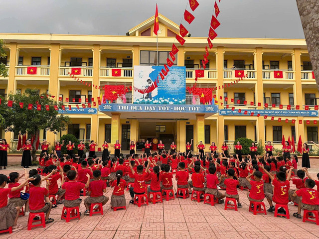 Thầy trò trường Tiểu học Quỳnh Liên, phường Quỳnh Mai, tỉnh Nghệ An cùng hoà mình vào không khí chào mừng ngày Quốc khánh 2-9! gen-h-nghe-an-4.jpg