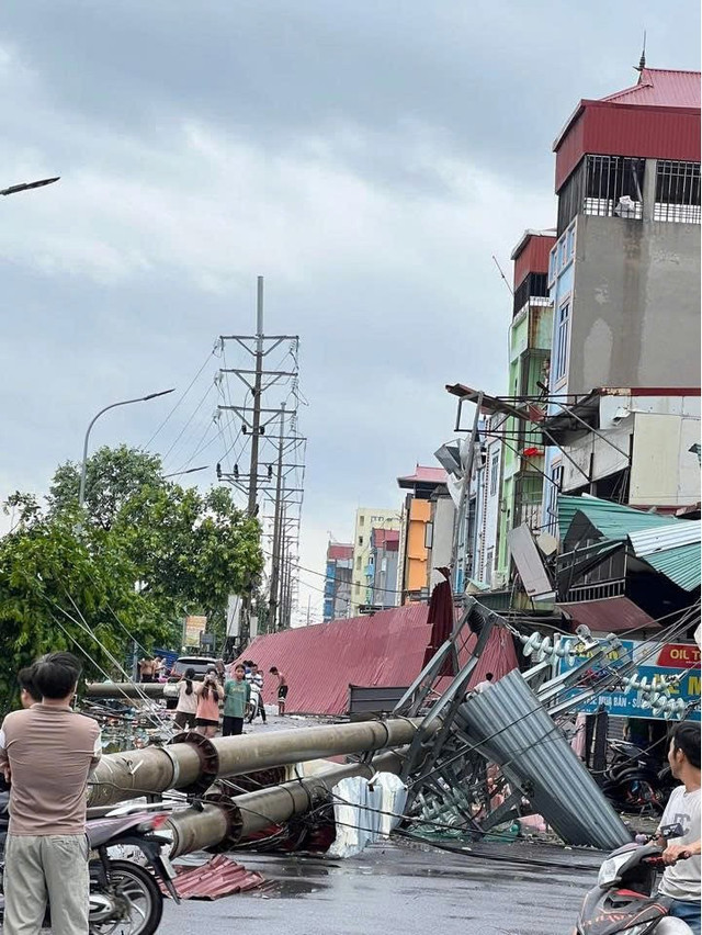 Nhiều cột điện bị gãy đổ. loc-xoay.jpg
