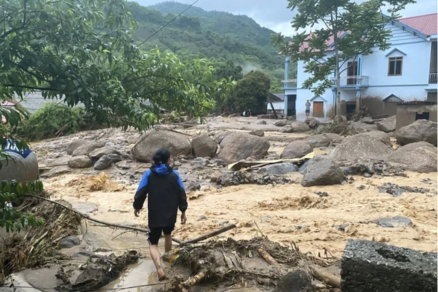 Trận lũ khiến 4 người chết, 2 người bị thương. Ảnh: L.V lu-quet-ba-be-2.png