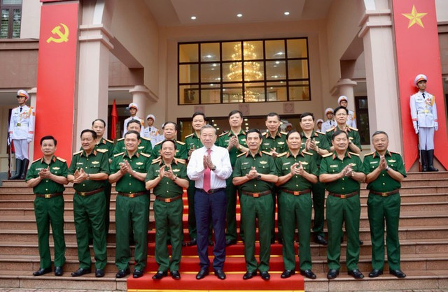 Tổng Bí thư Tô Lâm, Bí thư Quân ủy Trung ương cùng các đồng chí lãnh đạo Quân ủy Trung ương, Bộ Quốc phòng, Tổng cục Chính trị QĐND Việt Nam. tong-bi-thu-2.jpg