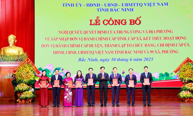 Ông Nguyễn Duy Ngọc - Ủy viên Bộ Chính trị, Bí thư Trung ương Đảng, Chủ nhiệm Ủy ban Kiểm tra Trung ương trao Nghị quyết, Quyết định của Trung ương cho các đồng chí Thường trực Tỉnh ủy Bắc Ninh. sap-nhap-bac-ninh.jpg