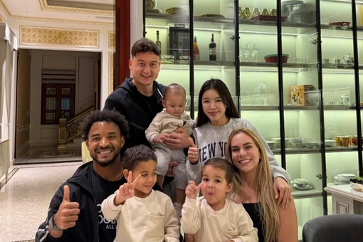 Gia đình Văn Lâm - Xuân Son 'gây bão' với bức ảnh chung khung hình cực ấm áp