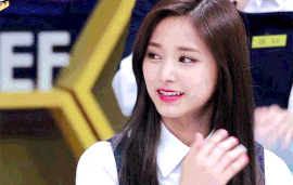 Từ khi ra mắt, em út của Twice đã nhiều lần trở thành chủ đề bàn tán trên mạng xã hội bởi vẻ đẹp ngọt ngào, đường nét gương mặt hoàn hảo và đặc biệt. Ngoài ra, Twice cũng đứng đầu 2 phần bình chọn khác là Nữ thần tượng bạn muốn kết bạn nhất và Thần tượng có nét thu hút trái ngược.