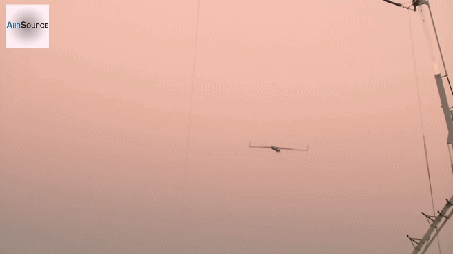 Giống như một số UAV tiên tiến khác, ScanEagle không yêu cầu sân bay lớn để cất hạ cánh. Máy bay sẽ cất cánh từ một máy phóng khí nén và hạ cánh nhờ hệ thống thu hồi UAV mang tên SkyHook (như trong hình). Nguồn ảnh: AiirSource Military