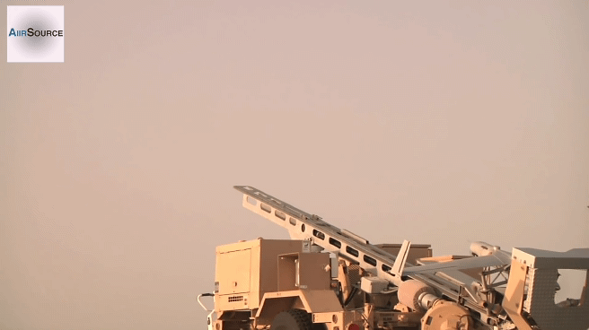 Tốc độ bay của UAV ScanEagle từ 180-126 km/h, vận tốc hành trình là 90 km/h, còn độ cao tối đa hơn 4.800 m. ScanEagle được sử dụng để thu thập thông tin tình báo chiến trường, do thám và khảo sát. Nguồn ảnh: AiirSource Military