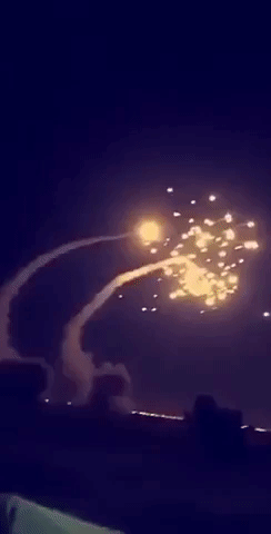 Được biết đây không phải là lần đầu tiên lực lượng phiến quân Yemen mà cụ thể là Houthi tấn công các thành phố lớn của Yemen bằng tên lửa. Trước đó vào cuối năm 2017, hệ thống phòng thủ tên lửa của Ả-rập Xê-út cũng từng đánh chặn thành công tên lửa đạn đạo từ Yemen nhưng kết quả khá hạn chế. Hình ảnh tên lửa MIM-104 Patriot đánh chặn tên lửa Yemen trong đêm 25/3. Nguồn ảnh: RT.