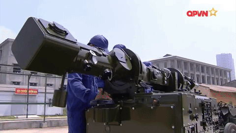 Phòng pháo phòng không - tên lửa tầm thấp và Nhà máy A34 của binh chủng đã cải tiến hệ thống khí tài trên pháo, hệ thống cò điện, thông tin chiến đấu và máy nạp đạn tự động; cải tiến máy chỉ huy K-5903 tác chiến ngày và đêm; khối nguồn và khối tiền điều chế 2 băng sóng của radar K-860. Nguồn ảnh: QPVN.