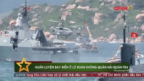 Giống như nhiều máy bay trực thăng Kamov khác, Ka-27 có cấu hình 2 rotor đồng trục triệt tiêu momen quay nên không cần cánh quạt đuôi, rất thuận tiện khi bố trí trên sàn đáp máy bay của chiến hạm. Nguồn ảnh: QPVN.