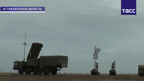 Với sự xuất hiện của S-300PM cùng hệ thống Polyana-D4M, rõ ràng có thể thấy Syria và Nga đều đang chuẩn bị sẵn sàng cho các tình huống chiến đấu thực tế có thể xảy ra bất cứ lúc nào bởi không quân và tên lửa Israel hay cả liên quân của Mỹ luôn muốn xóa bỏ mọi nỗ lực quân sự của Nga trên chiến trường Syria trong suốt ba năm qua. Nguồn ảnh: TASS