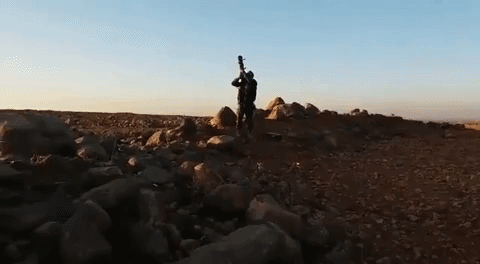 Đây là một trong những lần hiếm hoi một nhóm phiến quân thánh chiến ở chiến trường Syria sử dụng tên lửa phòng không vác vai (MANPADS) bắn hạ máy bay Quân đội Syria. Ngay lập tức sự kiện này đã nhận được nhiều sự quan tâm của giới phân tích, với câu hỏi phải chăng phiến quân HTS đã được trang tên lửa MANPADS? Nguồn ảnh: HTS.