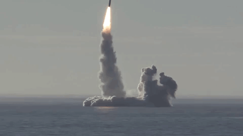 Về sức mạnh Bulava có thể mang theo tối đa 10 đầu đạn hạt nhân hoặc 6 đầu đạn ở điều kiện thông thường. Các đầu đạn hạt nhân được sử dụng trên Bulava có sức công phá lên đến 150kt gấp hàng trăm lần hai quả bom hạt nhân Mỹ thả xuống Nhật Bản trong năm 1945. Tầm bắn hiệu quả của Bulava có thể lên đến hơn 8.000km với sai lệch chỉ tầm 350 mét. Nguồn ảnh: Bộ Quốc phòng Nga.