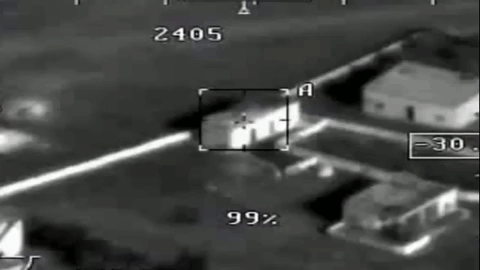 Theo Bộ Quốc phòng Nga, nước này sẽ tung mọi nguồn lực tình báo tại Syria để xác định mọi đối tượng và tổ chức liên quan đến các cuộc tấn công nhắm vào quân đội Nga và trừng phạt chúng một cách thích đáng nhất. Hình ảnh pháo binh Nga phá hủy một căn nhà được cho là nơi các phần tử khủng bố ẩn nấp. Nguồn ảnh: Bộ Quốc phòng Nga.