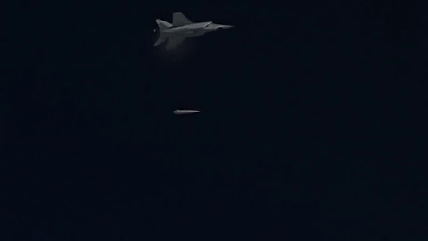 Kinzhal được khởi phóng từ MiG-31, hình ảnh này cho ta thấy một phần nào đó tốc độ cực đại của Kinzhal ngay trong những giây đầu tiên được triển khai. Nguồn ảnh: Bộ Quốc phòng Nga.