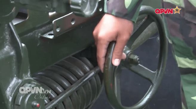 Tuy nhiên kết quả bắn thử nghiệm pháo tự hành M548 trong thời gian qua đã chứng minh điều ngược lại, thậm chí Quân khu 9 còn cải tiến trang bị thêm tổ hợp pháo này một súng máy 7.62mm trên nóc xe làm nhiệm vụ phòng không. Nguồn ảnh: QPVN.