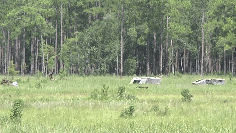 Trước khi bắn Javelin sẽ tự động khóa mục tiêu đã được xạ thủ định trước, từ đó trở đi đạn tên lửa của Javelin sẽ hoạt động hoàn toàn tự động không cần sự can thiệp của xạ thủ như các tổ hợp tên lửa chống tăng thế hệ hai. Trong thời gian đó, xạ thủ có thể tháo ống phóng đã rỗng và tách CLU chỉ trong 15 giây rồi tới vị trí bắn mới. Do vậy, họ tránh khỏi khả năng bị phát hiện và tấn công đáp trả của đối phương. Nguồn ảnh: Popular.