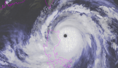 Bão Mangkhut đi kèm mưa lớn và gió giật mạnh đã gây lũ lụt, sạt lở đất nghiêm trọng tại nhiều khu vực trên đảo Luzon. Ít nhất 25 người đã thiệt mạng tính tới sáng 16/9. Nhà chức trách cho biết số người thiệt mạng sẽ còn tăng lên, trong khi thiệt hại về vật chất do bão Mangkhut gây ra sẽ vô cùng lớn do nó tàn phá vùng sản xuất lương thực chính của Philippines. Ảnh: Cơ quan Khí tượng Hong Kong.