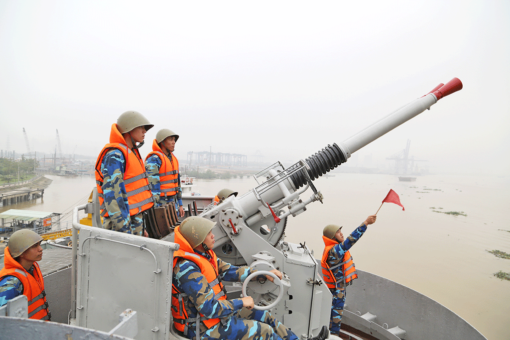 Trọng lượng chiến đấu của mỗi khẩu pháo Bofors vào khoảng từ 2 đến 5 tấn tùy theo phiên bản (1 hoặc 2 nòng), kíp pháo thủ cũng thay đổi từ 5-6 binh sĩ. Nguồn ảnh: Quân đội Nhân dân.