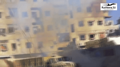 Cụ thể, với xe quét mìn UR-83P Quân đội Syria có thể dễ dàng quét sạch các cứ điểm phòng ngự của IS nằm sâu bên trong các dãy phố chỉ với một phát bắn duy nhất mà không cần sử dụng tới bộ binh hay không quân vốn bị đánh giá là không hiệu quả trong môi trường tác chiến đô thị ở nước này. Hình một dây phóng mang theo các khối thuốc nổ quét mìn UR-83P được Quân đội Syria sử dụng trong chiến trường Yarmuk. Nguồn ảnh: rusvesna. Nguồn ảnh: rusvesna.