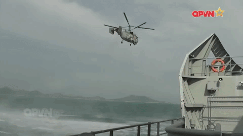 Theo đó, trong một đợt diễn tập bắn đạn thật trong năm nay bộ đôi vũ khí chống ngầm Việt Nam gồm trực thăng chống ngầm Ka-28 thuộc Lữ đoàn 954 và tàu hộ vệ Petya thuộc Lữ đoàn 171 đã có dịp cùng nhau phô diễn khả năng chống ngầm của mình. Nguồn ảnh: QPVN.