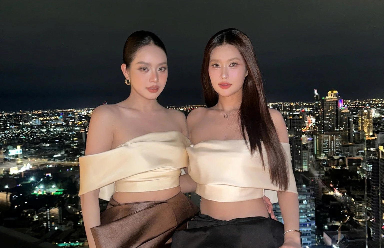 Thanh Thủy và Đoàn Thiên Ân đọ sắc như chị em sinh đôi tại Thái Lan