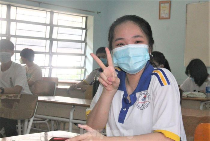 Trong khi đó, học sinh Trần Thu Trang (trường THPT Nguyễn Trãi) cho biết thêm, việc học trực tuyến gặp nhiều khó khăn. Do đó, Trang rất mong sớm được tiêm vắc xin để đến trường. “Cả đêm em chẳng ngủ được, hồi hộp chờ sáng để đi tiêm. Gia đình em ai cũng đi tiêm vắc xin và thấy an toàn nên em không lo lắng lắm”. Trước đó, UBND tỉnh Bình Dương ban hành Kế hoạch triển khai tiêm vắc xin phòng COVID-19 cho trẻ từ 12-17 tuổi trên địa bàn tỉnh năm 2021. Chiến dịch tiêm chủng được tổ chức đồng loạt vào ngày 31/10. Vắc xin được cấp và tiêm miễn phí cho trẻ từ 12-17 tuổi trong các trường học công lập và ngoài công lập, cơ sở bảo trợ xã hội và các địa phương.
