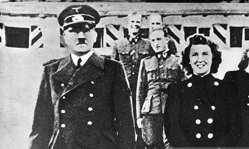 Eva Braun xuất hiện rạng rỡ bên trùm phát xít Hitler.