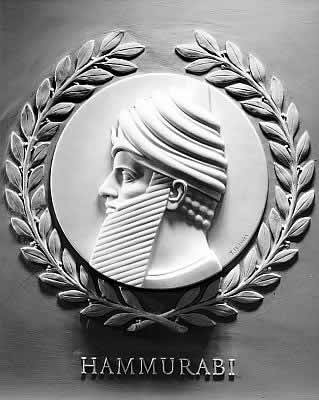 Hammurabi - vị vua vĩ đại nhất Babylon, cũng là nhà lập pháp vĩ đại nhất lịch sử (1792-1750 TCN) là con trai cả của vua Sin-Muballit thành Babylon. Hammurabi lên ngôi vua sau khi vua cha qua đời năm 1729 TCN. Sau này trong thời gian nắm quyền, vị vua thứ 6 của Babylon Hammurabi từng bước xây dựng Babylon trở thành thành thành phố hùng mạnh số 1 thế giới thông qua các cuộc chinh chiến các vùng đất liền kề, mở rộng ảnh hưởng.