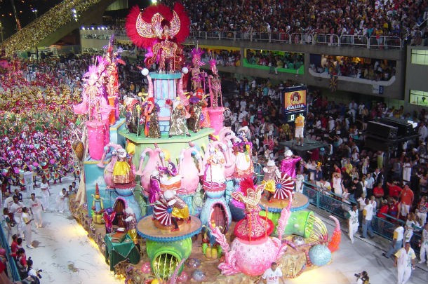 Brazil là nơi tổ chức lễ hội nổi tiếng nhất thế giới, đó là lễ hội đường phố Carnival Rio ở Sambodromo, thành phố Rio. Lễ hội này gồm có nhiều lễ diễu hành của các vũ công samba đầy màu sắc và sôi động. Đây là khám phá bất ngờ về đất nước Brazil, thu hút rất đông du khách tham dự Carnival Rio này.