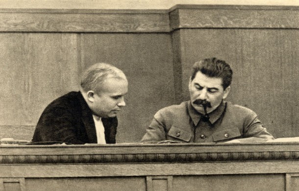 Tính cách cứng rắn của nhà lãnh đạo Stalin được cho là đến từ tuổi thơ dữ dội. Theo đó, nhà lãnh đạo Stalin sinh trưởng trong một gia đình có người bố suốt ngày say rượu và mẹ hay đánh con mặc dù rất thương yêu con.