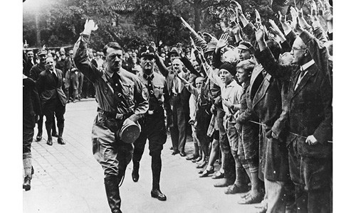 Tháng 11/1923, Hitler bị bắt sau cuộc bạo loạn bất thành ở nhà hàng bia Bürgerbräukeller. Trùm phát xít bị kết tội phản quốc và bị kết án 5 năm tù. Tuy nhiên, Hitler được ân xá sau 6 tháng giam giữ. Trong ảnh là trùm phát xít Hitler năm 1929 từng bước đưa tên tuổi bản thân lên một tầm cao mới, vạch ra hình ảnh nước Đức trong tương lai và cách thức để trở thành chủ nhân của thế giới.