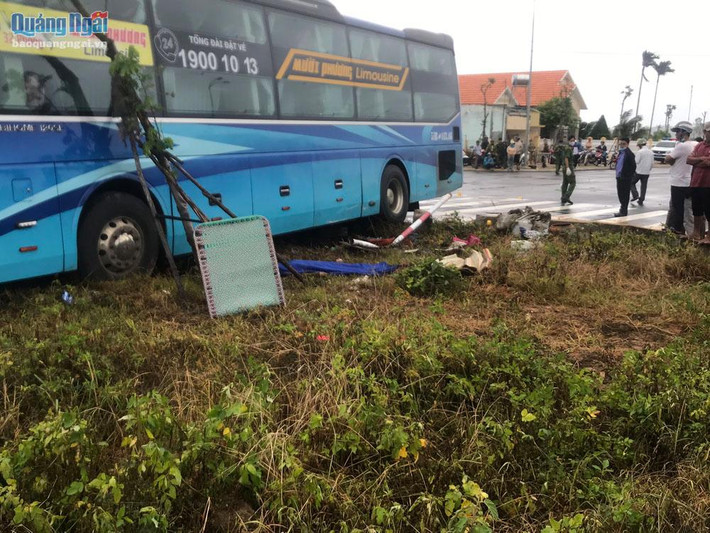Vào khoảng 10h30 ngày 28/11, tại vòng xoay đường Hùng Vương, tổ dân phốP 3, phường Phổ Minh (TX Đức Phổ, Quảng Ngãi), xe khách Mười Phương mang BKS 51B-413.46, do tài xế Nguyễn Minh Vị, 49 tuổi, xã Đức Chánh (Mộ Đức) điều khiển lưu thông trên đường Hùng Vương theo hướng đông tây, thì va chạm với xe máy 76H1-231.25 chạy hướng bắc nam, do bà Nguyễn Thị Hồng Phúc, 55 tuổi, ở phường Phổ Vinh (TX.Đức Phổ) điều khiển. Hậu quả vụ tai nạn làm bà Phúc tử vong tại chỗ.