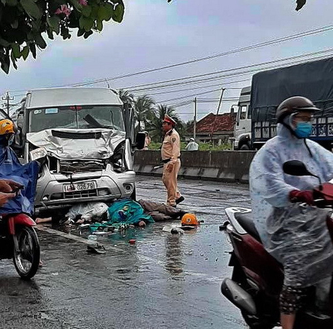 Sáng 27/11, tại km 1434+320 Quốc lộ 1, đoạn thuộc thôn Tân Đảo, xã Ninh Ích (thị xã Ninh Hòa, Khánh Hòa) đã xảy ra vụ TNGT liên hoàn. Thời điểm đó, xe đầu kéo 15C-25050 chạy theo hướng bắc - nam, đã bất ngờ va chạm với ô tô khách 16 chỗ biển số 47B-02679 chạy cùng chiều. Xe khách tiếp tục tông vào xe máy biển số 79H1-77240, do chị Lê Thị Cẩm Tuyền (SN 2002, trú xã Ninh Ích, Ninh Hòa) cầm lái và xe máy biển số 79H1-90228, do ông Đặng Văn Hào (SN 1988, trú tại tỉnh Quảng Trị) điều khiển, đang chạy phía trước xe khách. Hậu quả, chị Tuyền và ông Hào bị thương nặng.