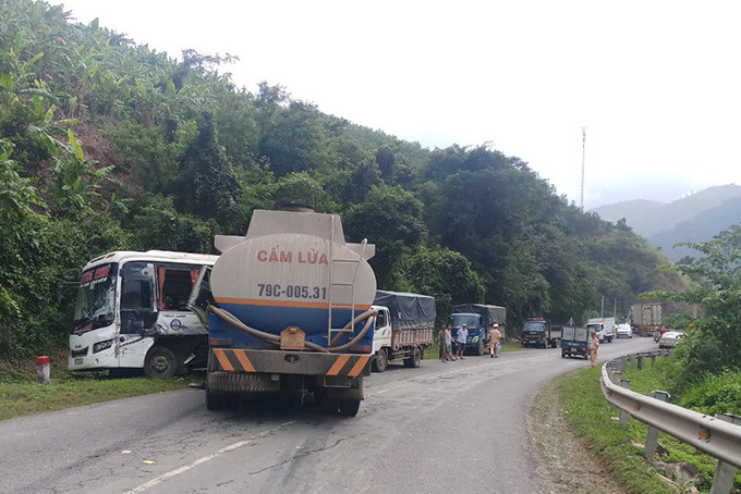 Cũng tại Khánh Hòa, vào 8h30 ngày 27/11, tại Km30+500 Quốc lộ 26, xã Ninh Tây, thị xã Ninh Hòa, tỉnh Khánh Hòa, xe ô tô khách biển kiểm soát 47B-018.21 lưu hành hướng Ninh Hòa - Đắk Lắk vượt xe tải đi cùng chiều phía trước và bị xe bồn biển kiểm soát 79C-005.31 chạy hướng ngược lại tung vào, xe khách đâm vào xe tải biển kiểm soát 79C-023.32 chạy cùng chiều phía sau. Hậu quả, một người trên xe khách bị thương, 3 xe ô tô bị hư hỏng.