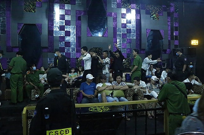 Phát hiện 74 khách dương tính ma túy trong bar SIX T Club: Ngày 22/11, tại Bình Dương, Công an thành phố Thuận An phối hợp các đơn vị nghiệp vụ và Phòng Cảnh sát cơ động (Công an tỉnh Bình Dương) kiểm tra hành chính quán bar SIX T Club tại Khu phố 4, phường An Phú và phát hiện 74/ 180 khách dương tính với các chất ma túy. Đại diện quán bar SIX T Club không xuất trình được hợp đồng lao động của 39 nhân viên, không xuất trình được hóa đơn, chứng từ chứng minh nguồn gốc xuất xứ của các chai rượu ngoại hiệu Chivas 12, 18, Hennessy...Công an TP Thuận An đã tiến lập biên bản, tiếp tục xác minh, xử lý đối với 74 người dương tính với các chất ma túy.