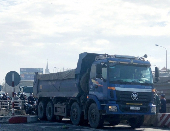 Tạm giữ tài xế xe ben quá tải húc xe CSGT: Ngày 22/11, Công an thành phố Biên Hòa, Đồng Nai đã tạm giữ tài xế Chế Văn Bò (42 tuổi, quê Đồng Tháp) – lái xe ben bỏ chạy và húc vào xe CSGT trên QL1 đoạn qua thành phố Biên Hòa vào ngày 20/11 để điều tra về hành vi chống người thi hành công vụ. Tại cơ quan công an, tài xế khai nhận, xe chở quá tải nên khi bị CSGT ra hiệu lệnh dừng xe đã cố tình lái xe bỏ chạy qua cầu Đồng Nai thuộc địa bàn TP.HCM, với suy nghĩ nếu chạy thoát sang địa phương khác sẽ không bị xử lý nữa.