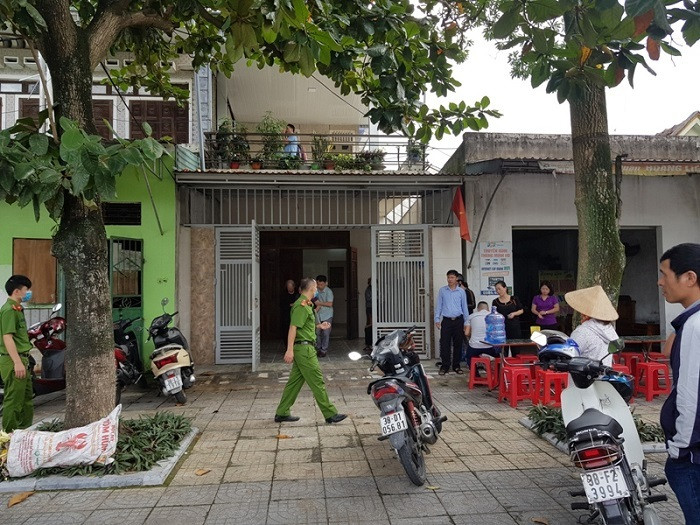 Đi ăn sáng về, vợ phát hiện chồng treo cổ tự tử: Sáng 22/11, chị N.T.N (SN 1972, trú tại số nhà 77 đường Quang Trung, thuộc Tổ dân phố 3, phường Nam Hồng, thị xã Hồng Lĩnh (Hà Tĩnh) cùng 2 con trai đi ăn sáng. Sau khi trở về nhà thì phát hiện chồng là anh T.T.H (SN 1969) trong tư thế treo cổ trên gác. Ngay sau đó, chị N. cùng các con hô hoán người dân đến hỗ trợ đưa anh H. đi cấp cứu, tuy nhiên anh H. đã tử vong. Nguyên nhân vụ việc đang được làm rõ… Ảnh: Infonet.