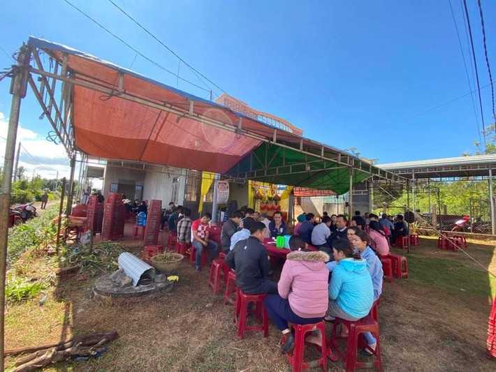 Ngủ cùng vợ, bị kẻ lạ mặt vào nhà đâm chết: Ngày 22/11, Công an huyện Đak Đoa và Phòng Cảnh sát Hình sự (Công an tỉnh Gia Lai) đang khẩn trương truy tìm hung thủ gây ra vụ án mạng tại thôn 1, xã Tân Bình, huyện Đak Đoa. Trước đó, khoảng 20h20 ngày 21/11, ông Trương Bá Sơn (SN 1971, trú tại thôn 1, xã Tân Bình) cùng vợ đang ngủ trong cửa hàng tại làng Dur, xã Glar, huyện Đak Đoa bất ngờ một đối tượng nam giới cầm dao đột nhập vào đâm 1 nhát trúng ngực ông. Sau đó, đối tượng đã tẩu thoát. Do vết thương nặng, ông Sơn tử vong. Ảnh: Báo Gia Lai.