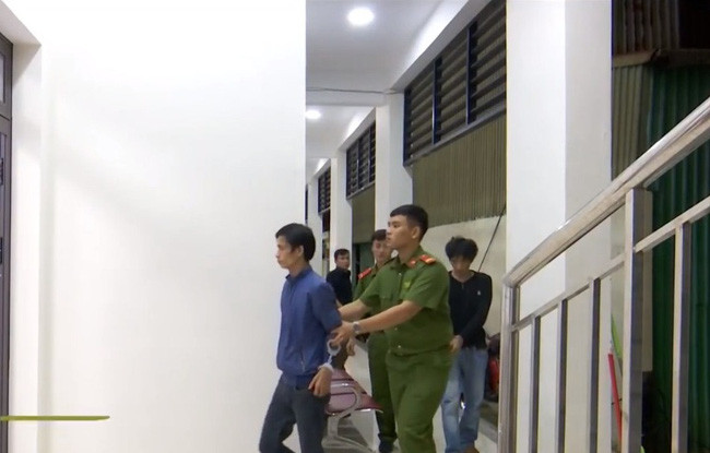 Bắt nhóm chuyên trộm cắp tài sản của các công ty, nhà hàng: Ngày 22/11, Công an TP Đà Nẵng đã bắt giữ 3 đối tượng (2 đối tượng trú tại Đà Nẵng, 1 đối tượng quê Đắk Nông) để điều tra hành vi trộm cắp. 3 đối tượng này cùng Trịnh Quang Vũ, 26 tuổi trú ở tỉnh Đắk Lắk thực hiện trót lọt các vụ trộm cắp tài sản có giá trị khoảng 400 triệu đồng. Lợi dụng lúc nửa đêm về sáng, các đối tượng đi ô tô, xe máy quanh địa bàn các quận trong thành phố, khi phát hiện có sơ hở, chúng sẽ đột nhập để trộm cắp.