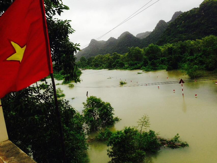 Thiếu tá Hoàng Thanh Hải - Đồn phó Đồn biên phòng 54, người trực tiếp chỉ huy lo chống mưa lũ ở đây, cho biết: "Ngay đầu làng, trạm y tế của xã và trụ sở tổ biên phòng cũng bị nước lũ tràn vào ngang nhà. Những mái nhà trong thôn bắt đầu bị lũ tấn công trong thoáng chốc. Trời tiếp tục mưa. Đến tối, mưa trắng đồng. Toàn bộ đường giao thông trong xã bỗng chốc biến thành sông.