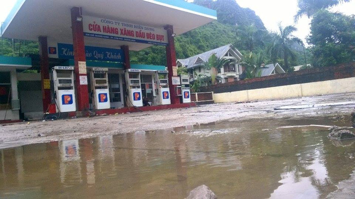 Sự cố tràn dầu được khắc phục, giao thông qua dốc Đèo Bụt đã thông suốt.