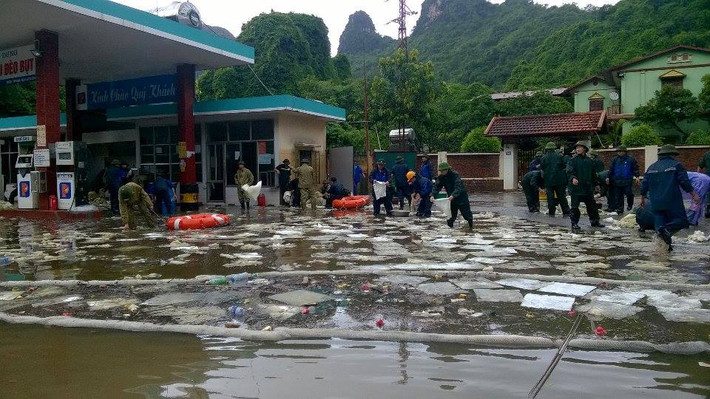 Khi đi đến đường Đặng Châu Tuệ, dốc Đèo Bụt (cách cây xăng bị rò rỉ khoảng 50m) đã có thể ngửi thấy mùi xăng bốc lên. Váng xăng lênh láng mặt nước.