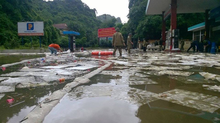 Họ phải lấy những mảnh giấy thấm dầu vứt xuống khu vực tràn xăng.
