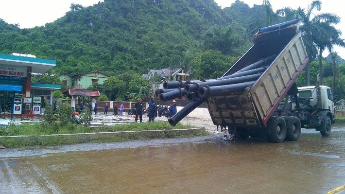 Những ống hút dầu được vận chuyển đến.