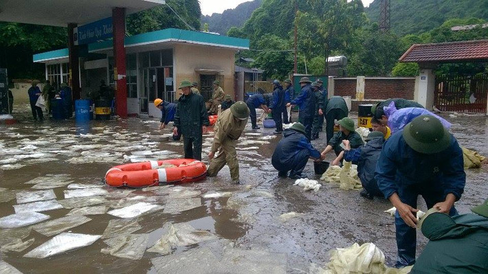 Dù huy động nhiều người nhưng vẫn khó khăn trong khi khắc phục sự cố.