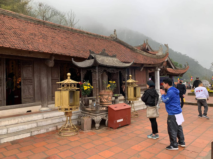 Do vậy, khác với mọi năm khi hàng vạn du khách trẩy hội Yên Tử, năm nay, khách đến Yên Tử trong những ngày đầu xuân thưa thớt.