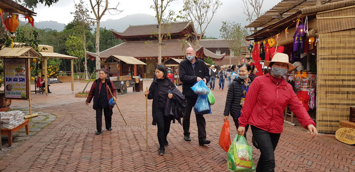 Du khách nước ngoài tham quan Yên Tử.