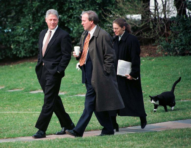Tổng thống Bill Clinton còn nuôi chú mèo tên Socks. Con mèo đi tha thẩn đi sau vị Tổng thống trên bãi cỏ Nhà Trắng ngày 6/3/1997.