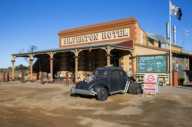 Thị trấn Silverton của Australia nổi lên vào đầu những năm 1880 sau khi phát hiện ra có mỏ bạc trong khu vực vào giữa những năm 1880. Thế nhưng, vào đầu những năm 1900, những người thợ mỏ đã chuyển đi nơi khác, thị trấn trở nên tan hoang và đổ nát. Ảnh: Insider, IT.