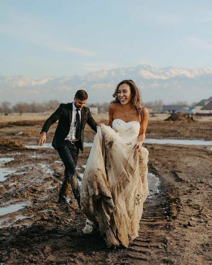 Kamilla và Murat quyết định chụp ảnh ở vùng nông thôn, với bối cảnh là những ngọn núi ở Kazakhstan. Đánh giá qua các bức ảnh, nơi này thực sự rất đẹp.